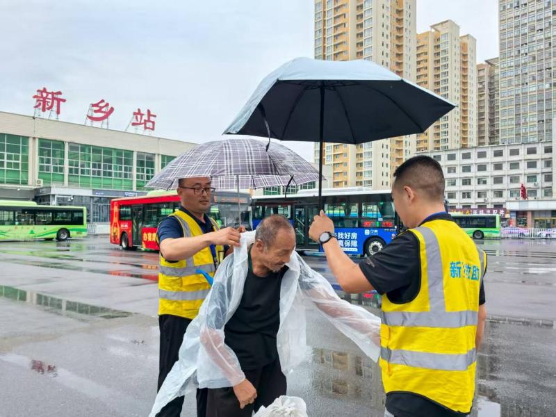 雨衣传递民政爱 救助巡查送真情